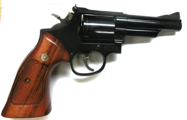 Revolveri, S&W 19-6, 4" piippu,  357 Magnum, käytetty